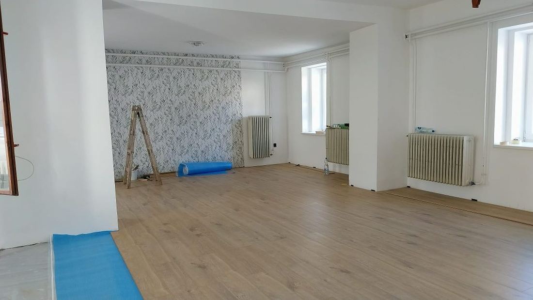 A felújítás alatt álló klubhelyiség új padlóval